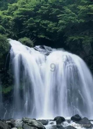 逃离海滩的女孩